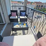 Apartment Sky Close To With Restaurant *