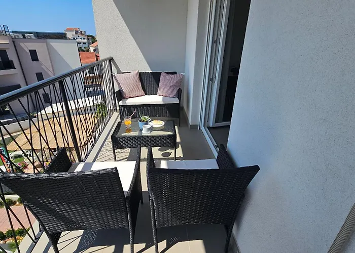 Apartman Near The For 4