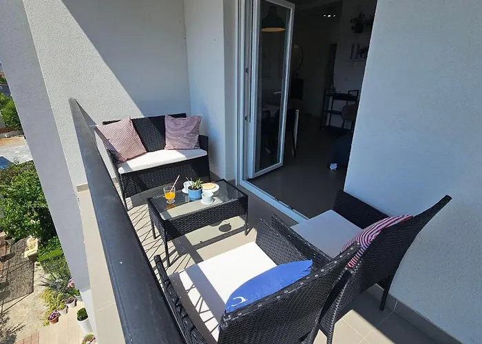 Apartman Near The For 4 *