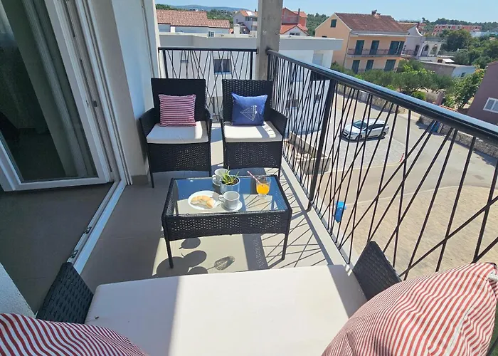 Apartman Near The For 4 *