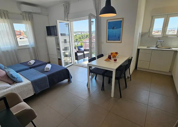 Apartman Near The For 4