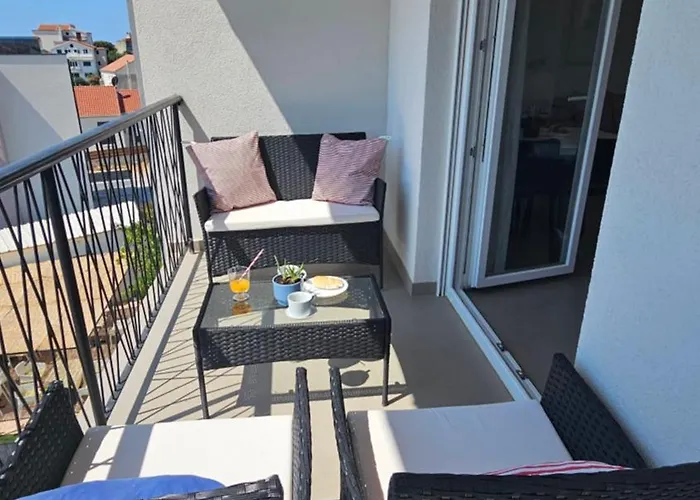 Apartman Near The For 4 *