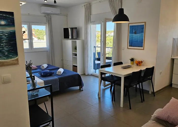 Apartman Near The For 4